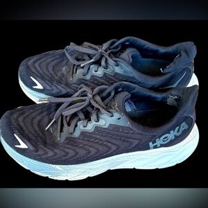HOKA Black and white Arahi 6, men's 8